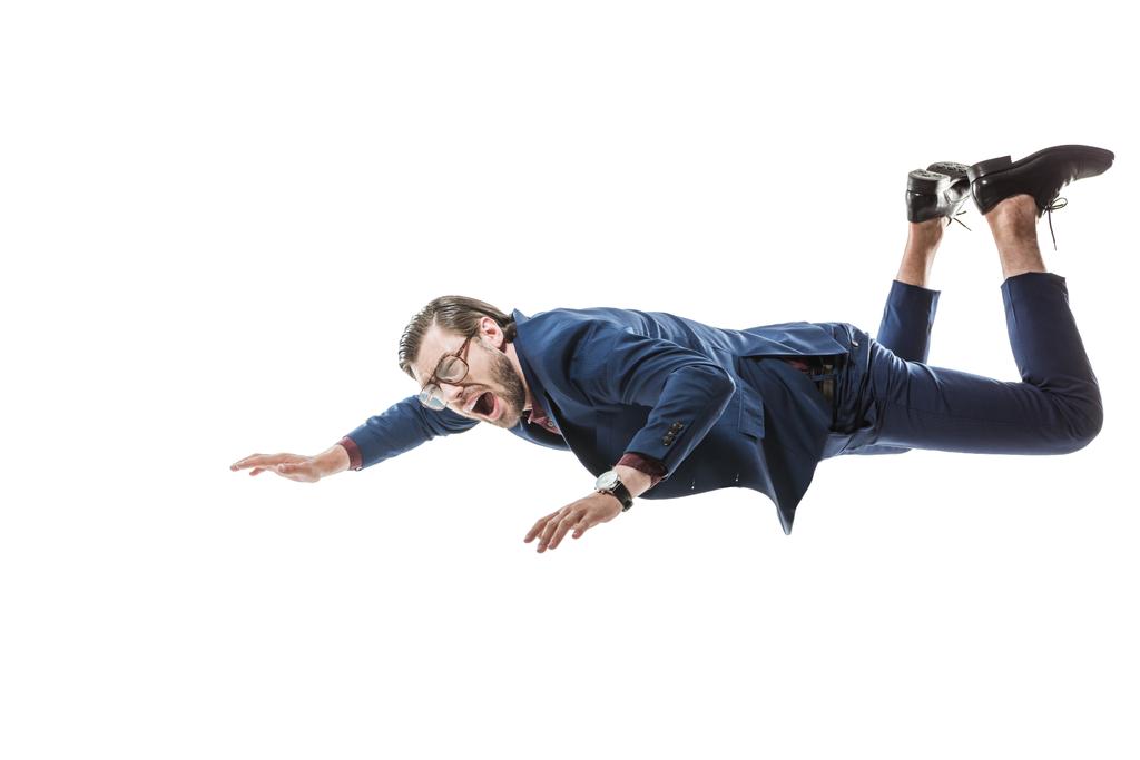 бизнесмен в костюме и очках кричит, падая изолированным на белое
 - Фото, изображение