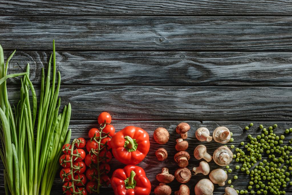 vue de dessus de divers légumes crus sur table en bois
 - Photo, image