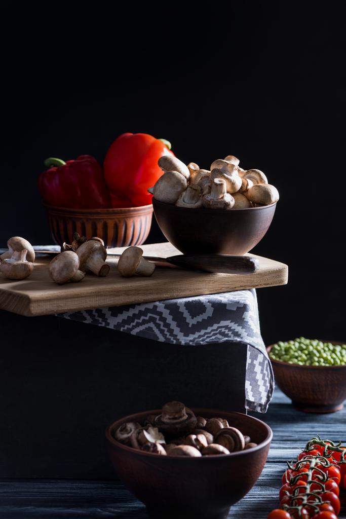 csiperkegomba gomba és a különböző zöldségek, asztal, fekete - Fotó, kép