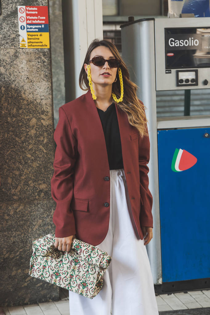 MILANO, ITALIA - 16 GIUGNO: Una donna alla moda posa fuori dalla sfilata di Marni durante la Milano Men's Fashion Week il 16 giugno 2018 a Milano
. - Foto, immagini