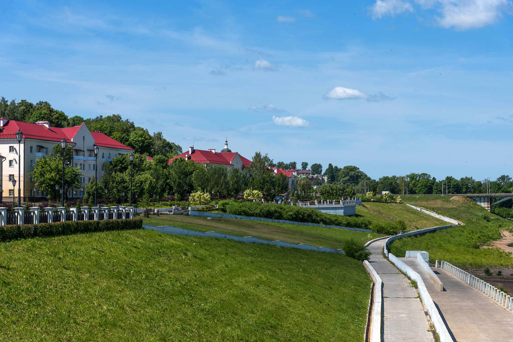Panoramatické letní pohled na nábřeží řeky Dněpr v Smolensk, Rusko - Fotografie, Obrázek
