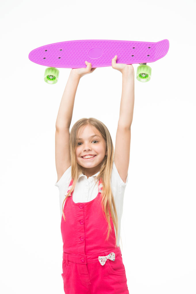 Menina skatista feliz isolado em branco. Criança sorri com penny board. Pronto para montar. Sentido de liberdade. Desenvolvimento da infância. Skateboarding é o modo de vida. Atividade ativa de hobby e esporte
 - Foto, Imagem