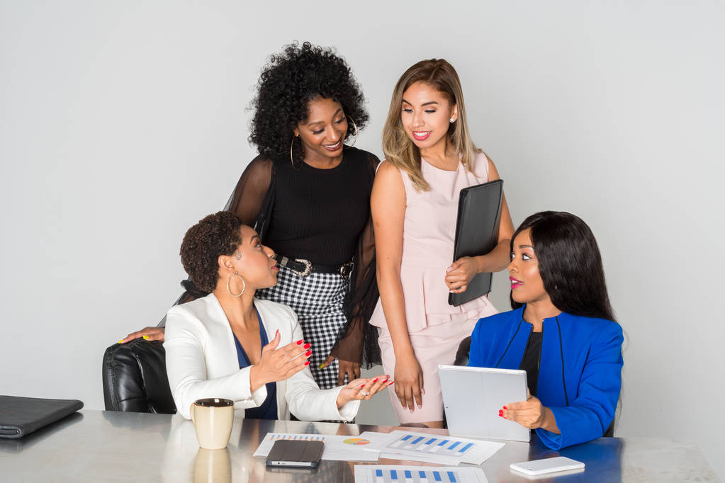 Группа деловых женщин, работающих вместе в офисе
 - Фото, изображение