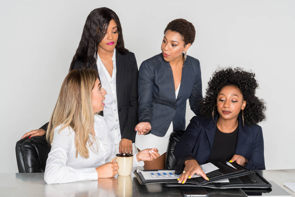 Groep van vrouwelijke ondernemers werken samen in een kantoor - Foto, afbeelding