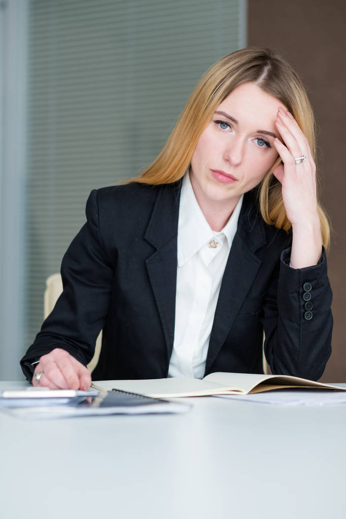pracovní vytížení přepracování unavený obchodní lady kancelář - Fotografie, Obrázek