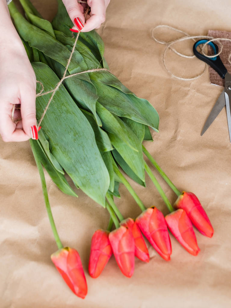 花屋ビジネス女性花花束赤チューリップ - 写真・画像