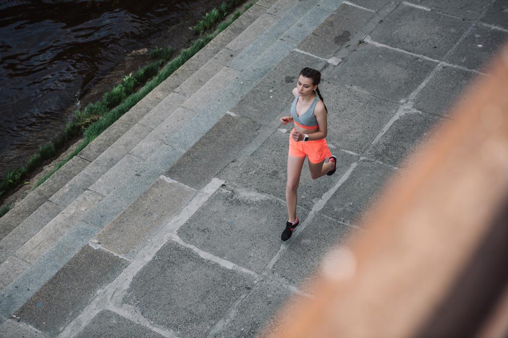 vista aérea de la joven deportista corriendo en la ciudad
  - Foto, Imagen