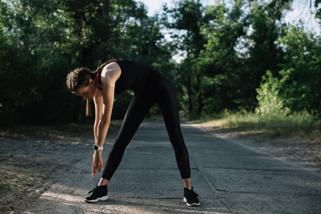mladá žena atletická cvičení na cesty v parku  - Fotografie, Obrázek