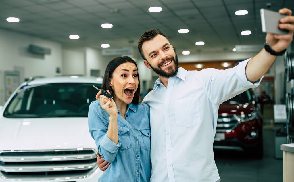 selfie fotoğrafta içinde Bayilik yeni araba satın alma mutlu genç çift heyecan verici - Fotoğraf, Görsel