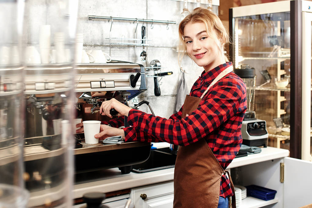 sorridente attraente barista fare il caffè con macchina del caffè
  - Foto, immagini