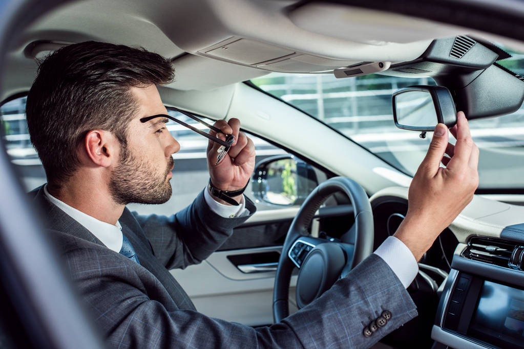 boční pohled podnikatel nosit brýle při sezení v autě - Fotografie, Obrázek