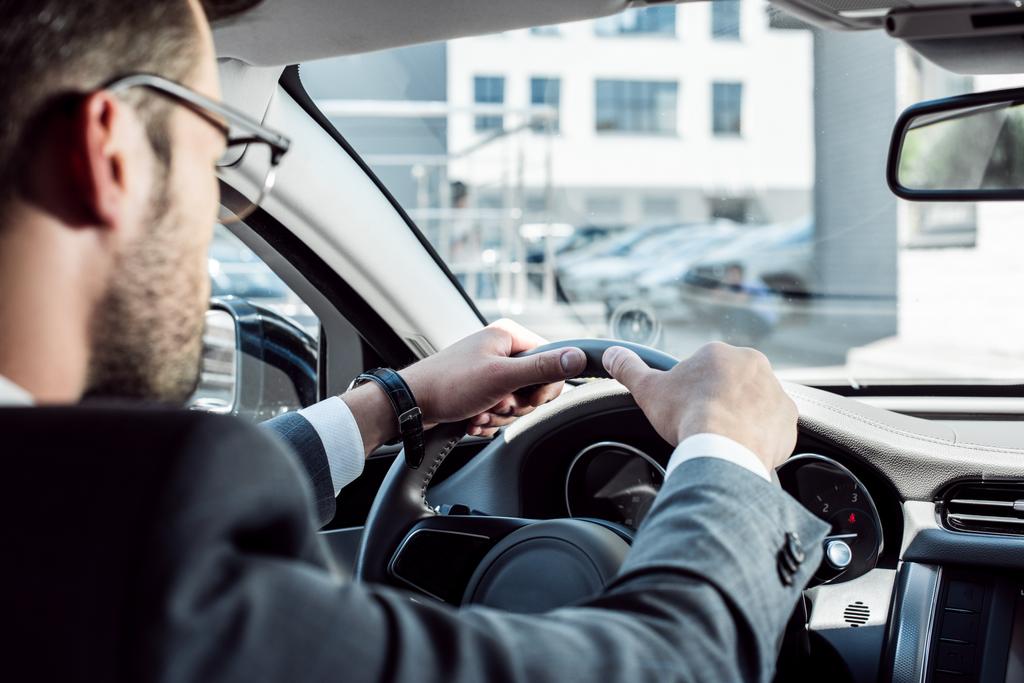 szelektív összpontosít üzletember vezetés autó egyedül - Fotó, kép