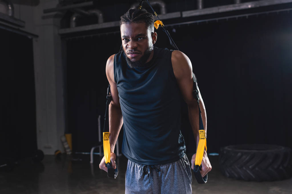 μυϊκή αφρικανικής αμερικανικής αθλητές προπόνηση με ιμάντες ανάρτησης - Φωτογραφία, εικόνα