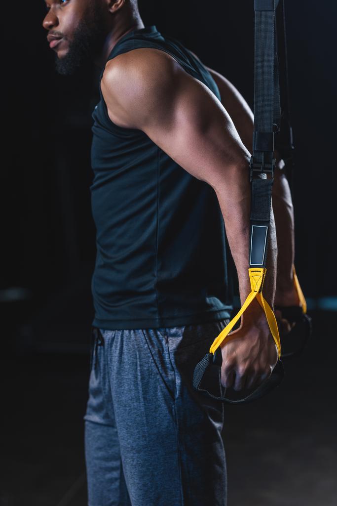 przycięty Zrzut z mięśni Afryki amerykański sportowiec, ćwiczenia z taśmy do zawieszania  - Zdjęcie, obraz