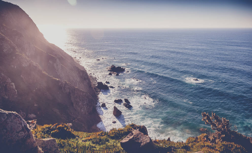 Bellissimo paesaggio oceanico, rocce e onde. Capo Roca, Portogallo, Il punto più occidentale d'Europa e una destinazione popolare per i viaggi
 - Foto, immagini