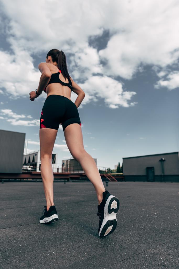 kadın jogger çatıda eğitim alt görünümü  - Fotoğraf, Görsel