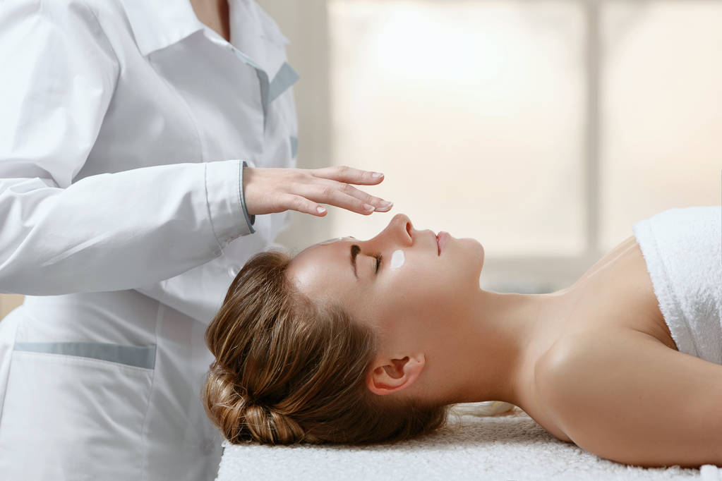 Arzt Masseur Terapist macht medizinische und entspannende Massage für Mädchen in Patientin im hellen Massagesalon - Foto, Bild