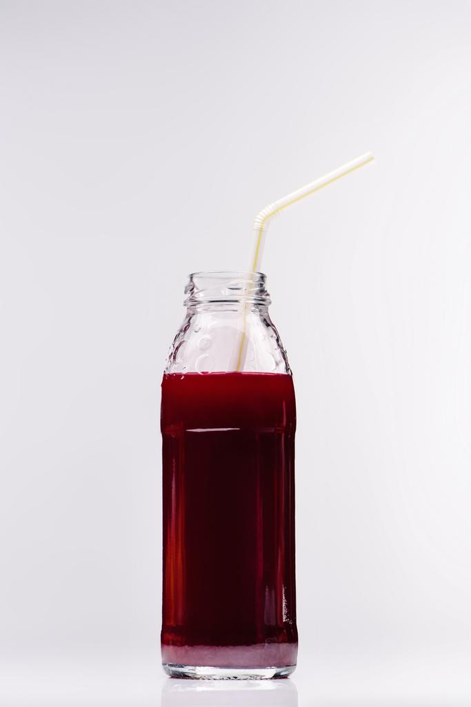 bouteille en verre de jus de myrtille frais sur blanc
 - Photo, image