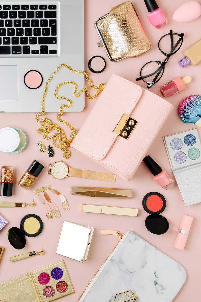 Módní blogger pracovní prostor s laptop a samice příslušenství, produkty kosmetiky na světle růžové tabulka. Plochá ležel, horní pohled - Fotografie, Obrázek