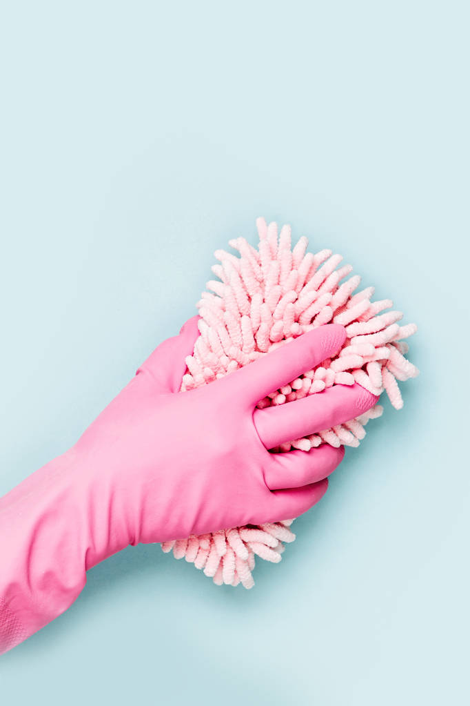 Vrouwelijke handen reinigen op blauwe achtergrond. Achtergrond schoonmaak- of schoonmaakconcept. Begrepen, ruimte. Platte lay, Bovenaanzicht. - Foto, afbeelding