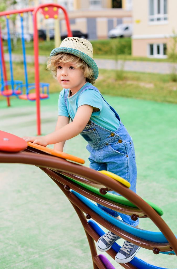 adorável menino no panamá escalando escadas no playground
 - Foto, Imagem