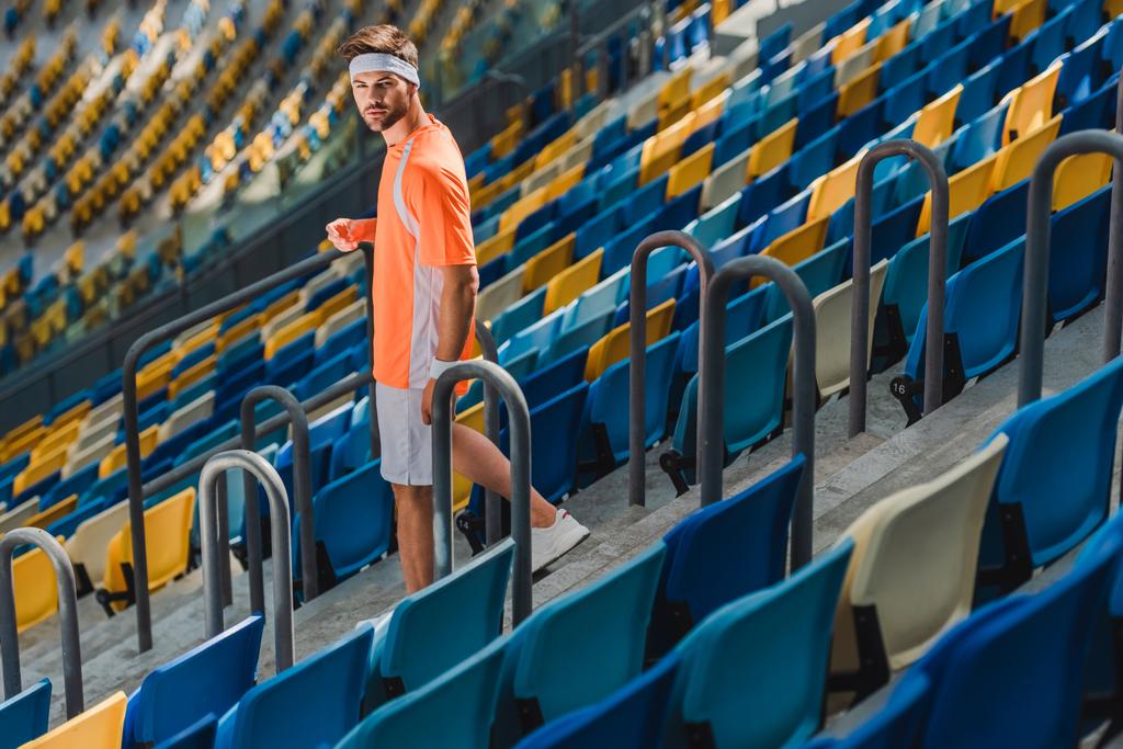 sportif jeune homme marchant en bas sur les escaliers au stade de sport
 - Photo, image