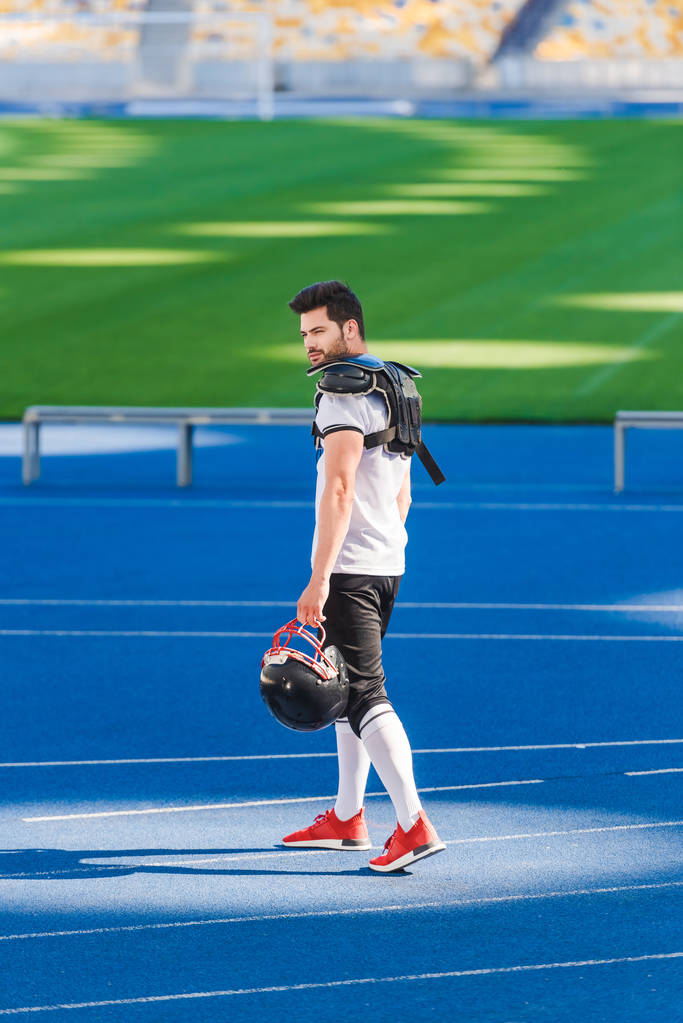 jeune footballeur américain debout seul au stade de sport
 - Photo, image