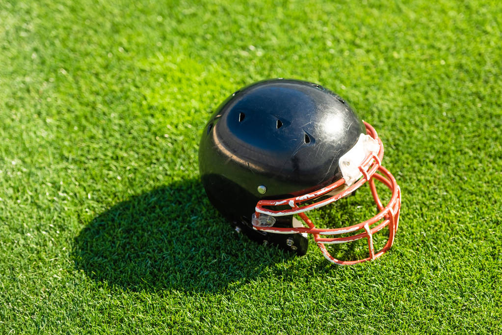 wysoki kąt widzenia kask futbolowy, leżąc na trawie - Zdjęcie, obraz