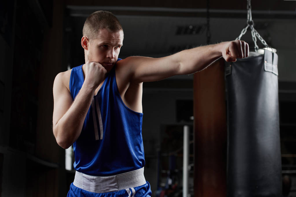 boxeador forte no treinamento de sportswear no ginásio
  - Foto, Imagem
