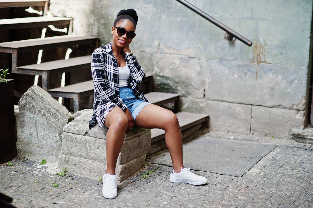 Hip hop Afrikaans Amerikaans meisje op zonnebrillen en jeans shorts. Casual straat mode portret van zwarte vrouw. - Foto, afbeelding
