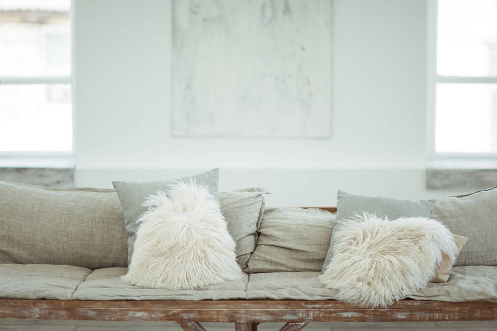 ライト ホワイト インテリアの光の柔らかい枕と自作ソファー - 写真・画像