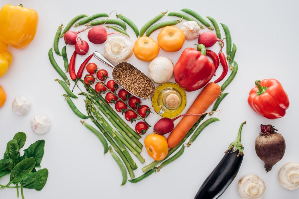 серце з зеленого гороху та свіжих стиглих овочів зі спеціями ізольовані на білому
  - Фото, зображення