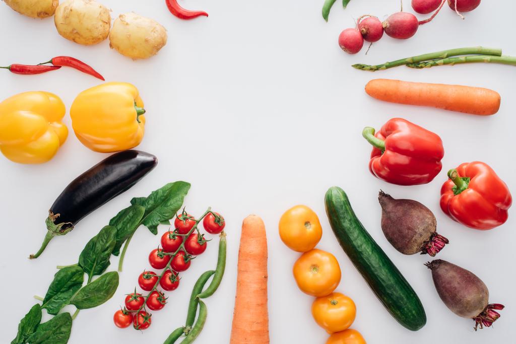 вид сверху на различные свежие спелые овощи на белом фоне
 - Фото, изображение