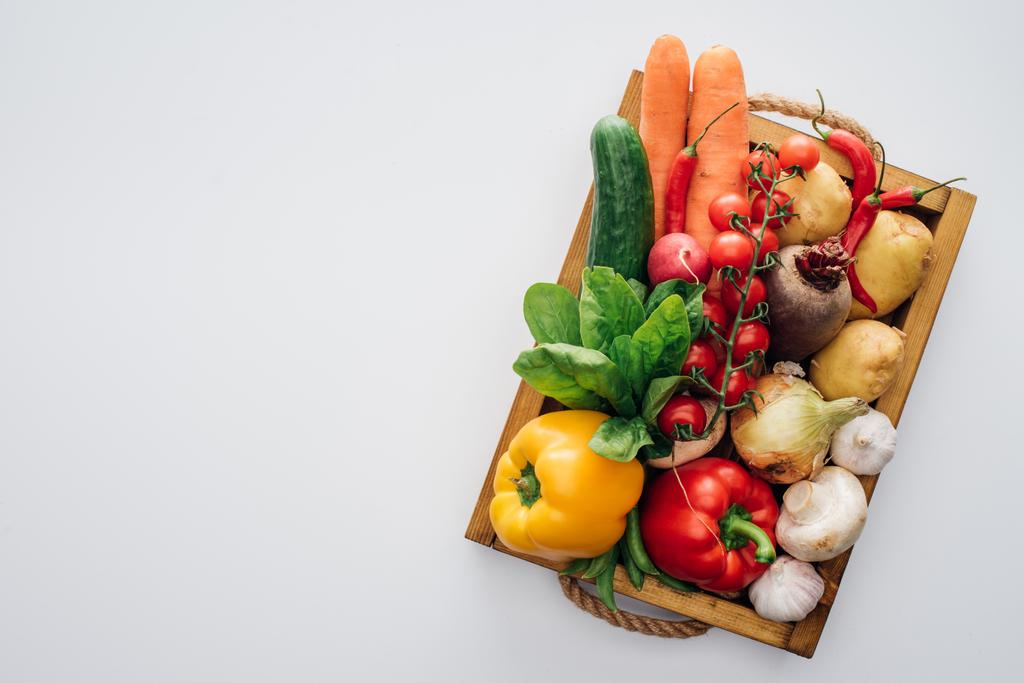 vista superior de la caja con verduras frescas maduras aisladas en blanco
   - Foto, Imagen