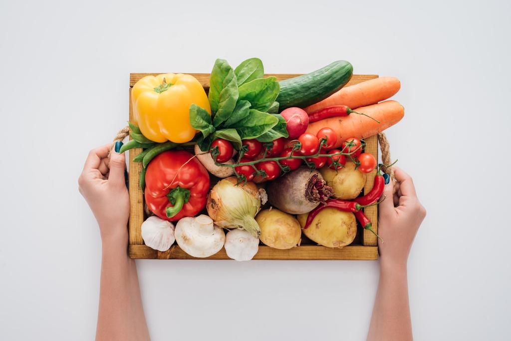 白で隔離新鮮な生野菜とボックスを保持している人のクロップ撮影  - 写真・画像
