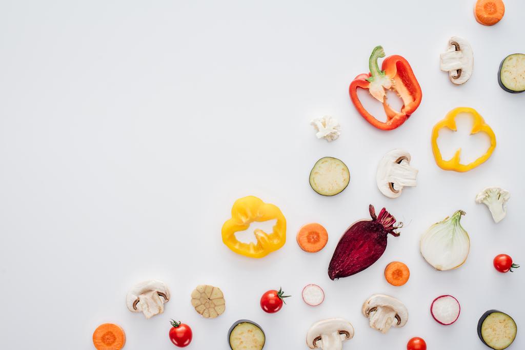 θέα πάνω από τις φέτες από φρέσκα λαχανικά υγιή που απομονώνονται σε λευκό φόντο  - Φωτογραφία, εικόνα