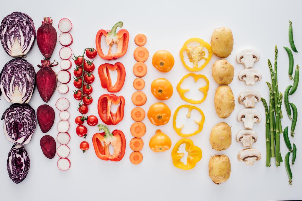 вид зверху на здорові смачні органічні овочі ізольовані на білому
  - Фото, зображення