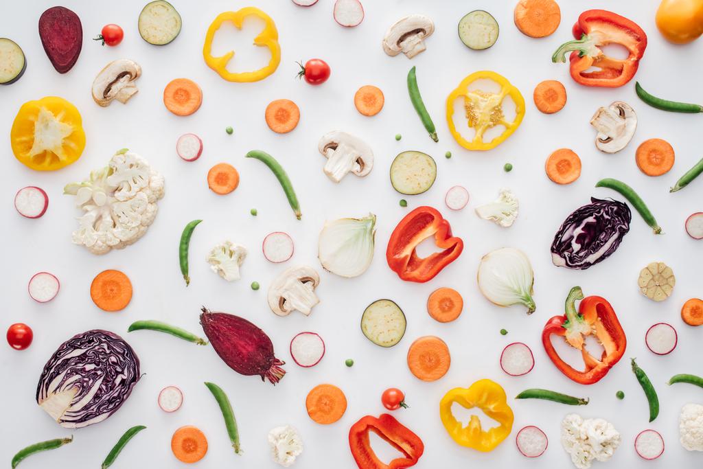 вид сверху свежих нарезанных органических овощей на белом фоне
  - Фото, изображение