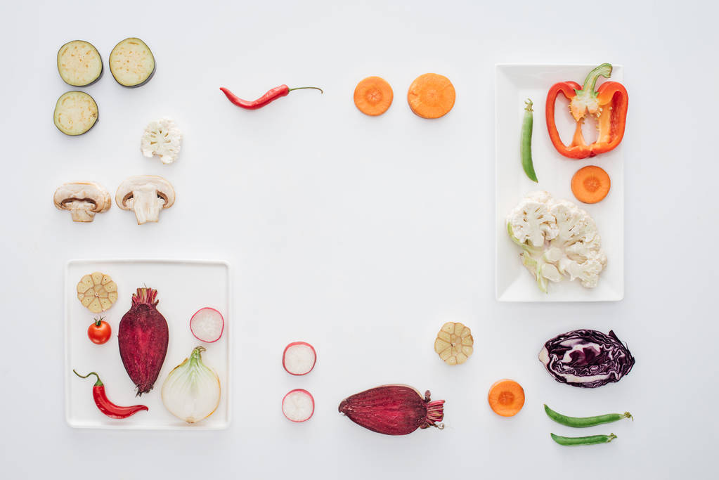 正方形の白い皿や白で隔離スライス野菜のトップ ビュー - 写真・画像