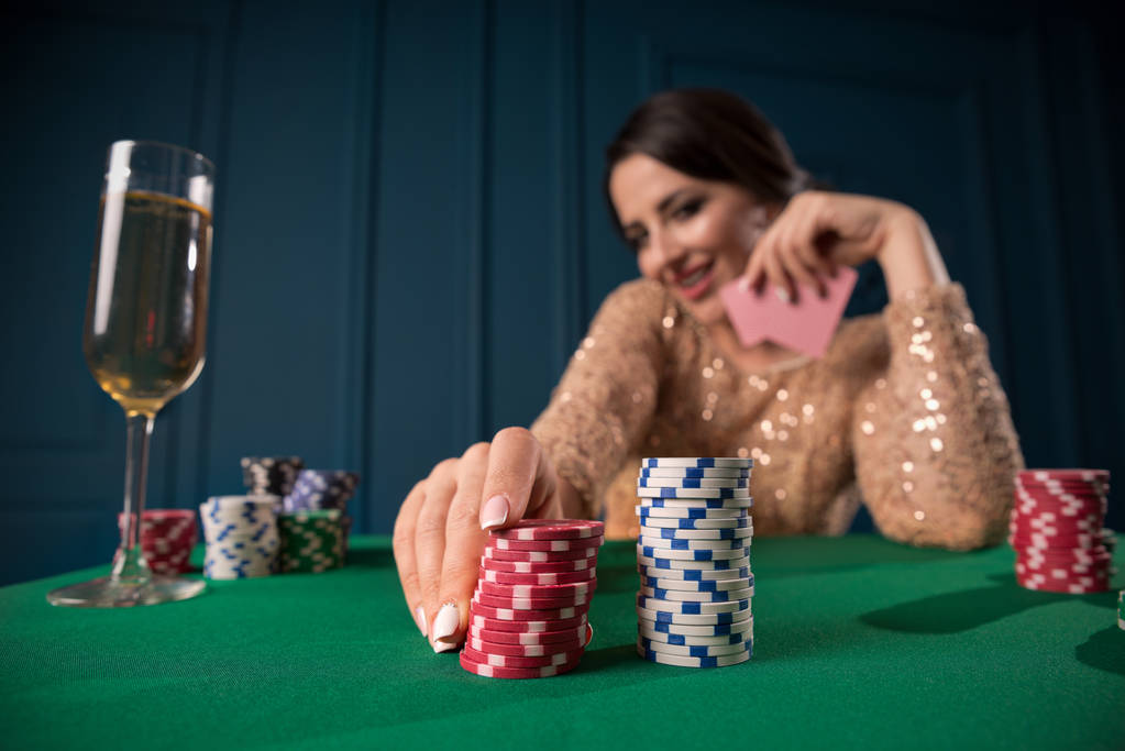 Mooie vrouw spelen in casino - Foto, afbeelding