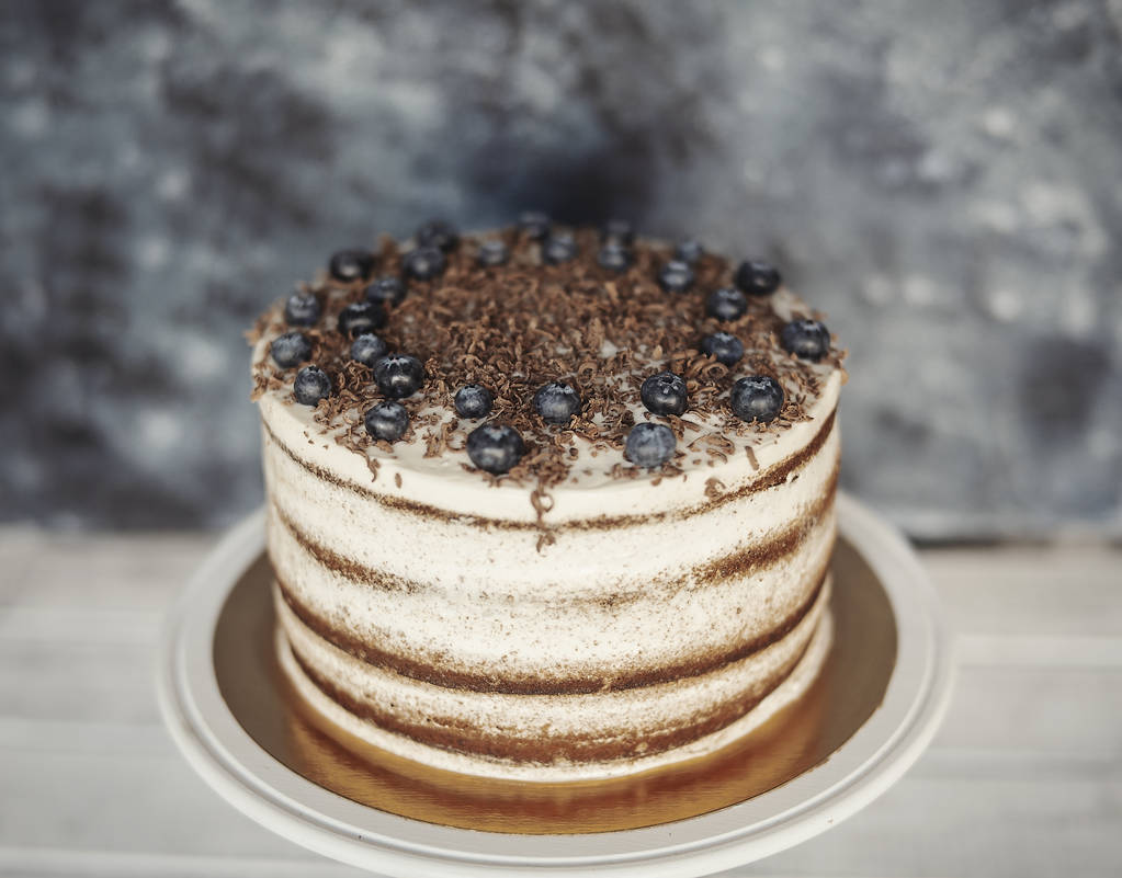 Schokoladenkuchen mit Frischkäse und Beeren - Foto, Bild