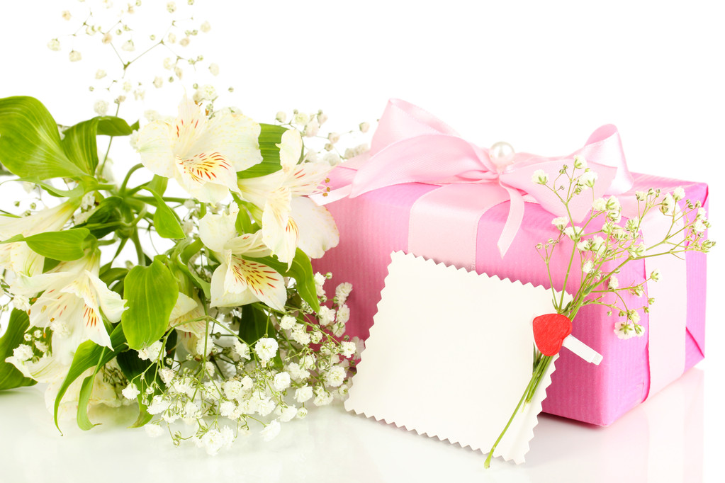 Scatola regalo e fiori isolati su bianco
 - Foto, immagini