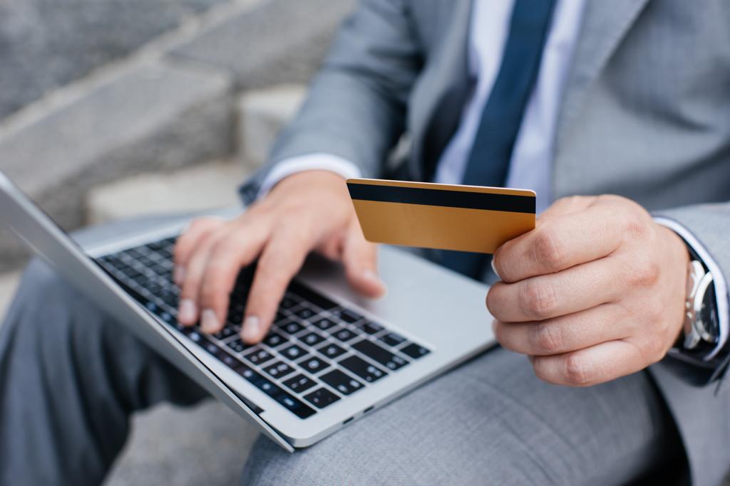 男のノート パソコンとクレジット カードとオンライン ショッピングのトリミング ビュー  - 写真・画像