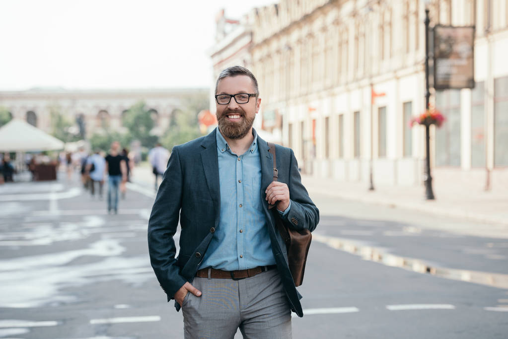 ευτυχισμένος άνθρωπος κομψό σακάκι περπατώντας στην πόλη - Φωτογραφία, εικόνα