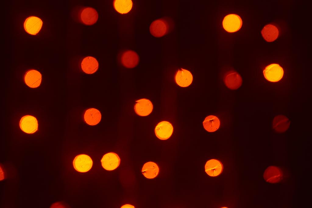 schöne glänzende rote, orange und gelbe Lichter defokussiert Bokeh Hintergrund  - Foto, Bild