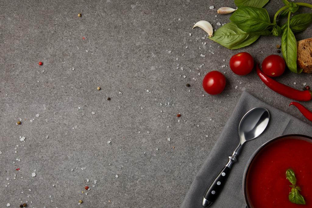 pohled shora desky s chutnou rajskou polévku a čerstvá rajčata na šedém povrchu - Fotografie, Obrázek