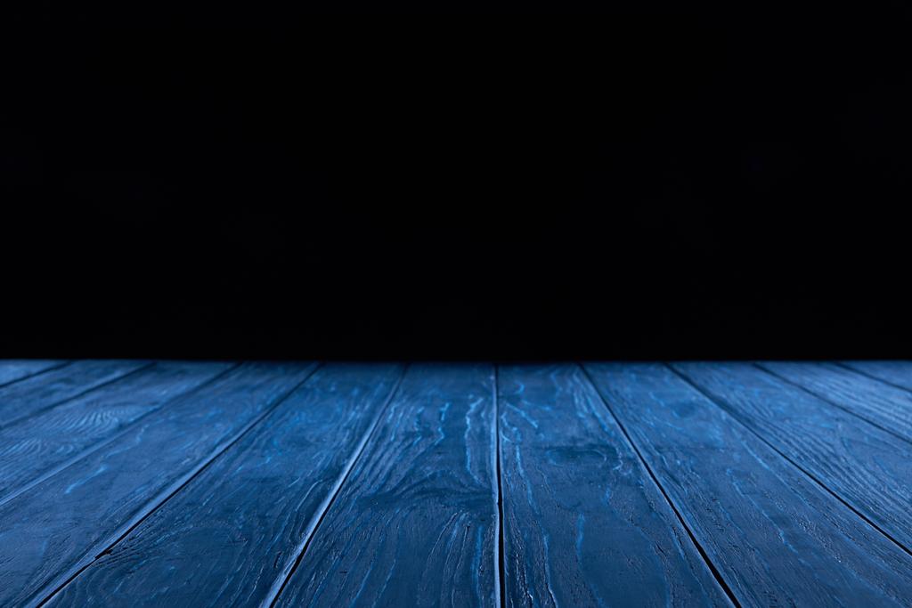 prázdné modrá Dřevěná prkna povrch na černém pozadí - Fotografie, Obrázek