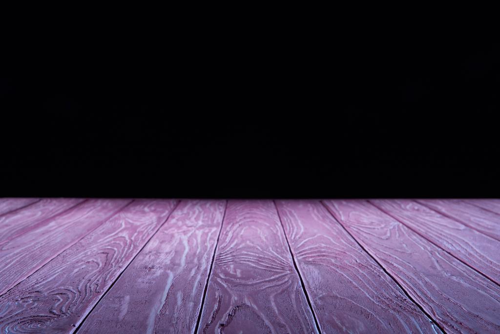 leere violette Holzplanken Oberfläche auf schwarzem Hintergrund - Foto, Bild