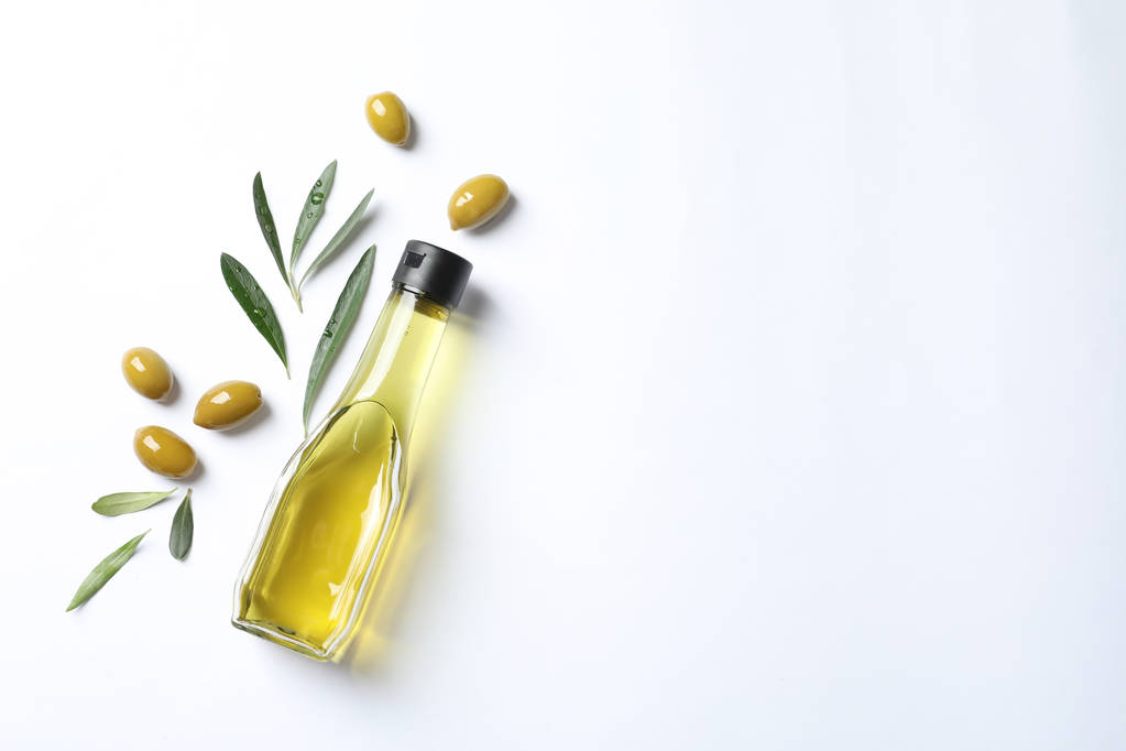 Bouteille à l'huile et olives mûres sur fond blanc
 - Photo, image