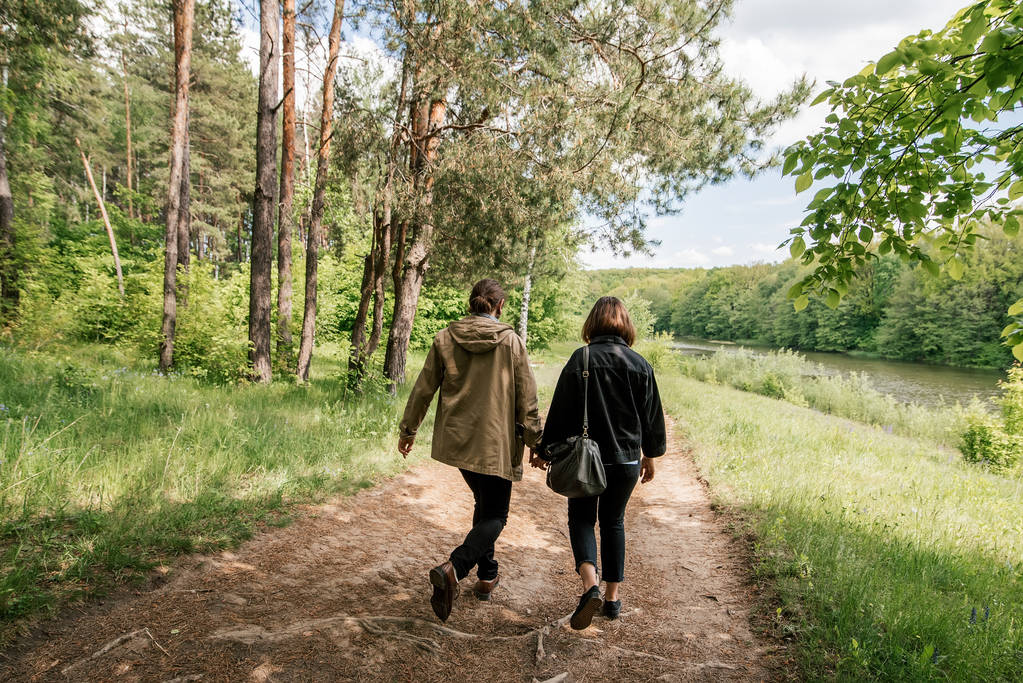 Pariskunta kävelee metsässä. Vapaa tila
 - Valokuva, kuva